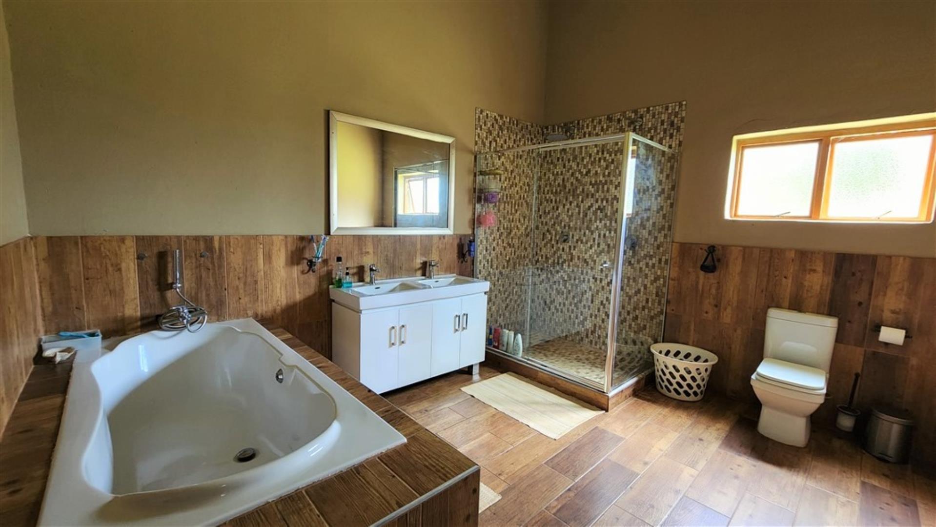 709958_Main_bathroom.jpg