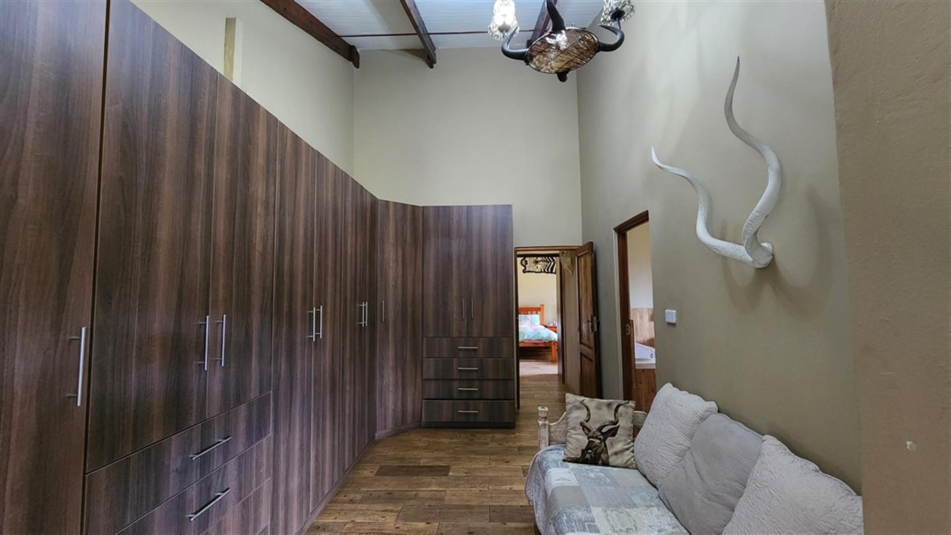 709958_Main_bedroom_cupboards.jpg