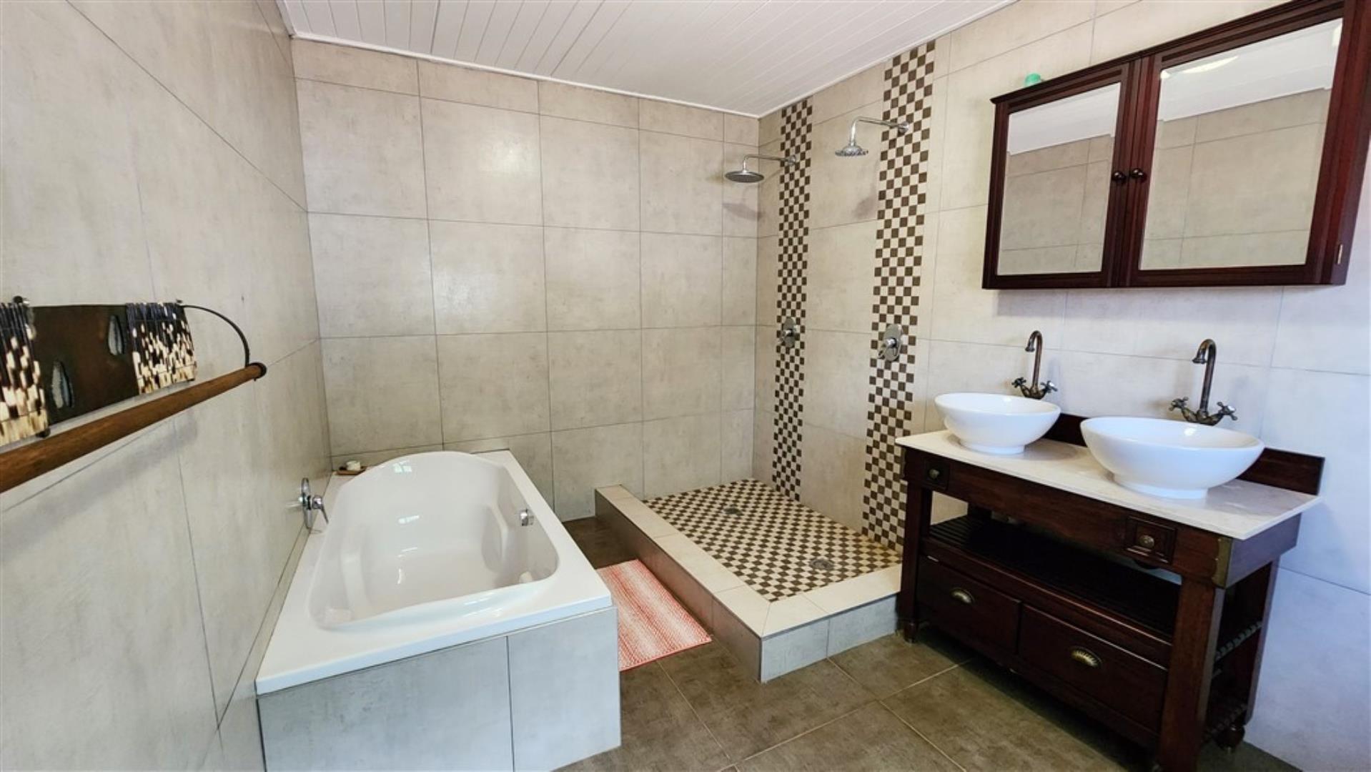 709958_Second_Res_Main_Bathroom_2.jpg