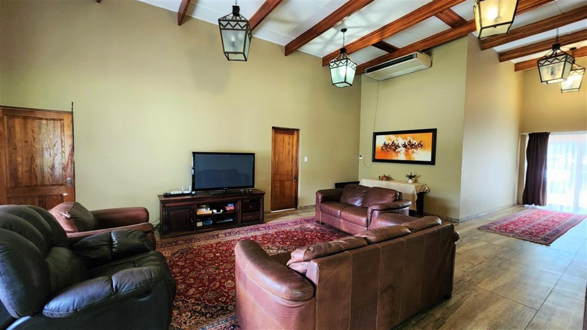 709958_Second_Res_Main_Lounge_2.jpg