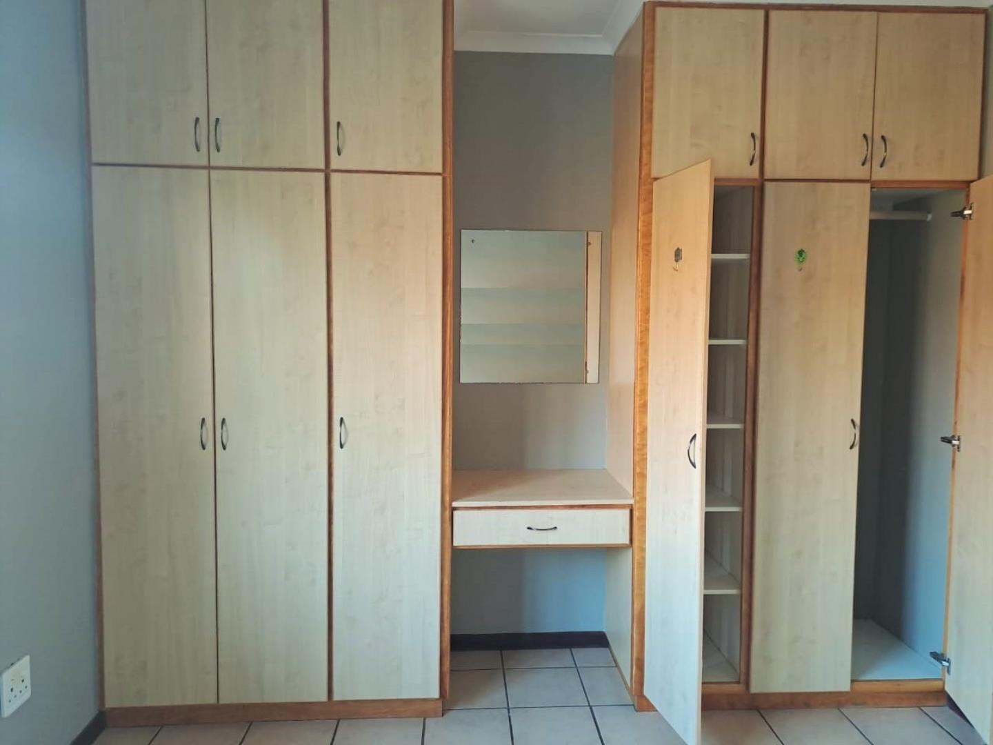 715844_Main_Bedroom_Cupboard_Fx.jpg