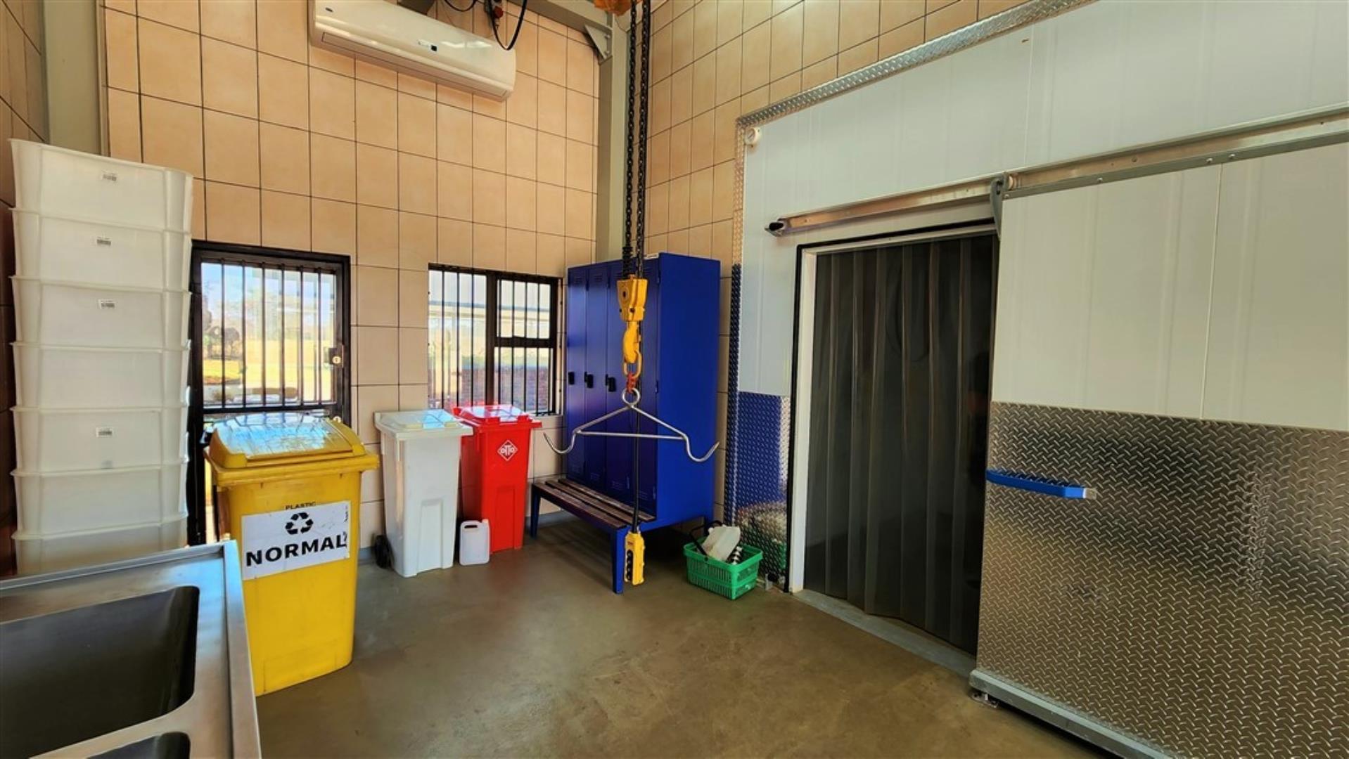 729229_Butchery_-_2_5_ton_hoist_-_Aircon_-_Fridge_1_-_Sliding_Door.jpg