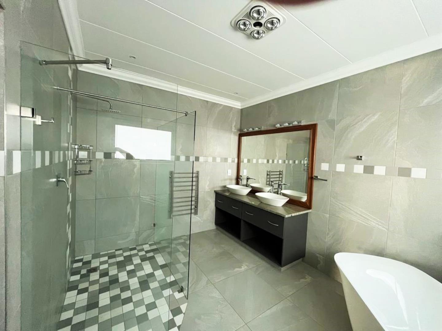 729240_Main_Bedroom_En-suite_Bathroom.jpg