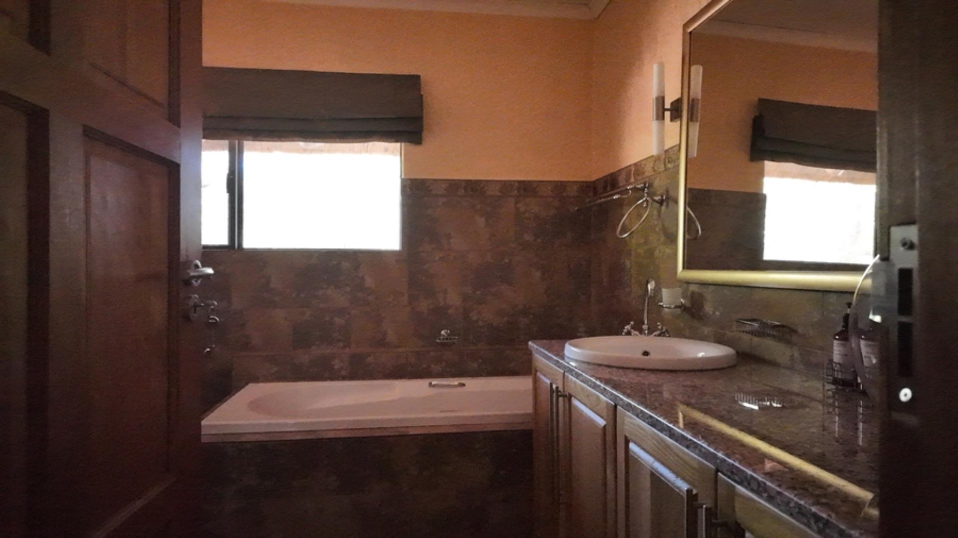 730854_House_FOR_SALE_in_Game_Reserve_Vaalwater_(17).jpeg