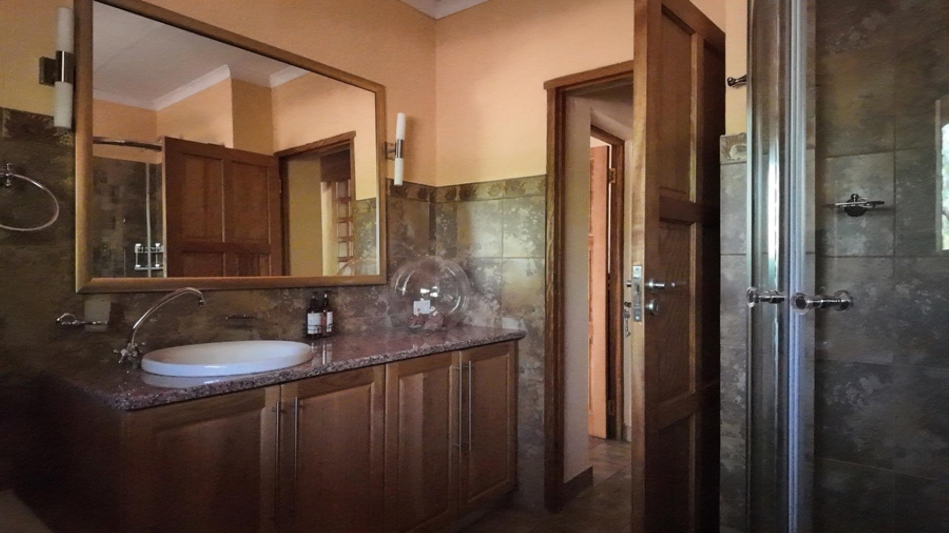 730854_House_FOR_SALE_in_Game_Reserve_Vaalwater_(18).jpeg