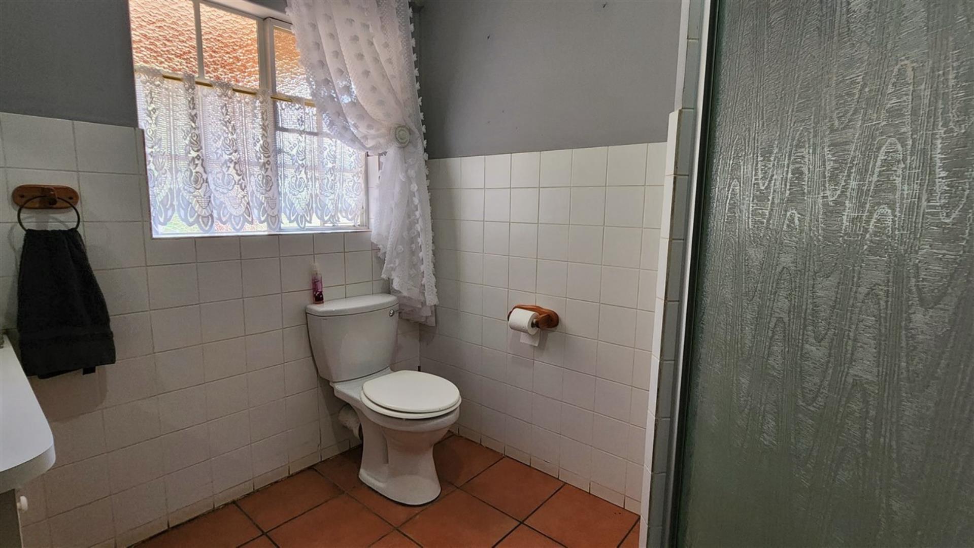 739752_Bathroom_2a.jpg