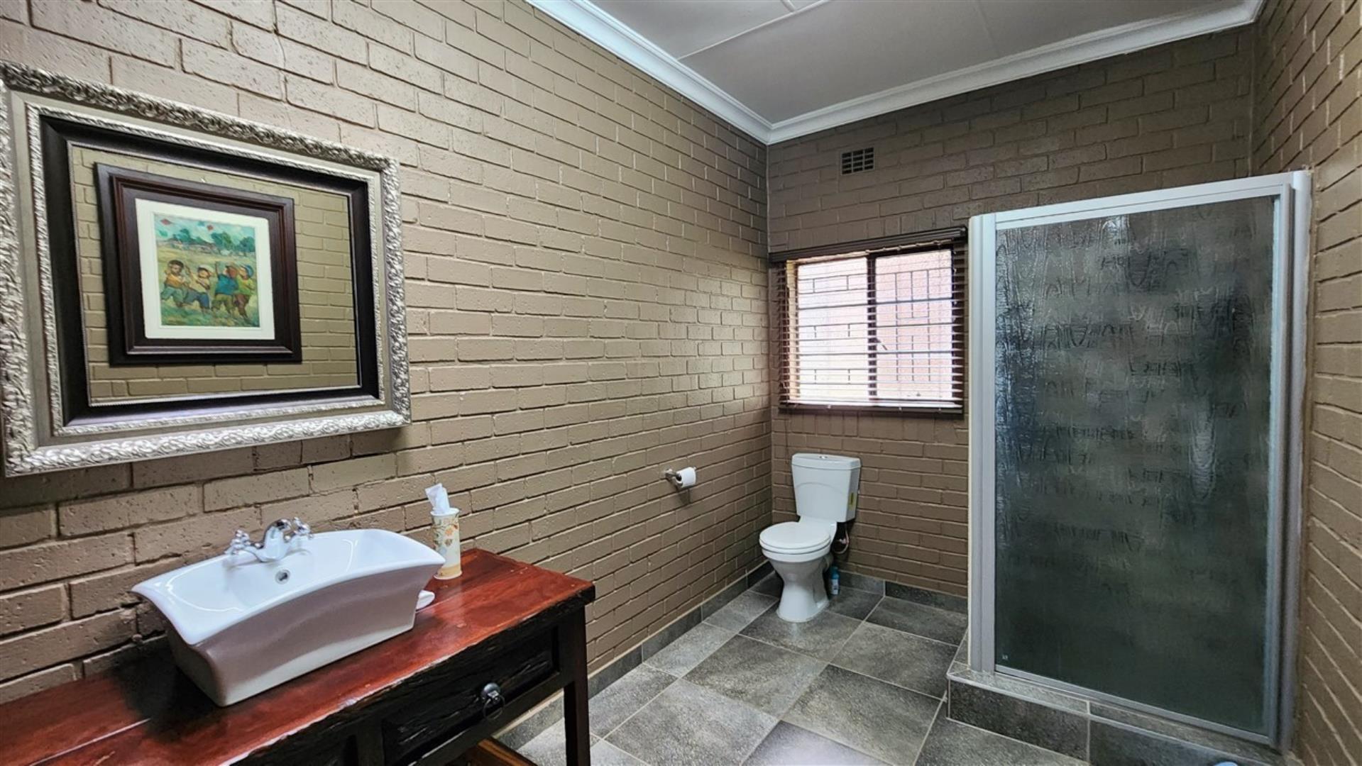 739790_Bathroom_2a.jpg