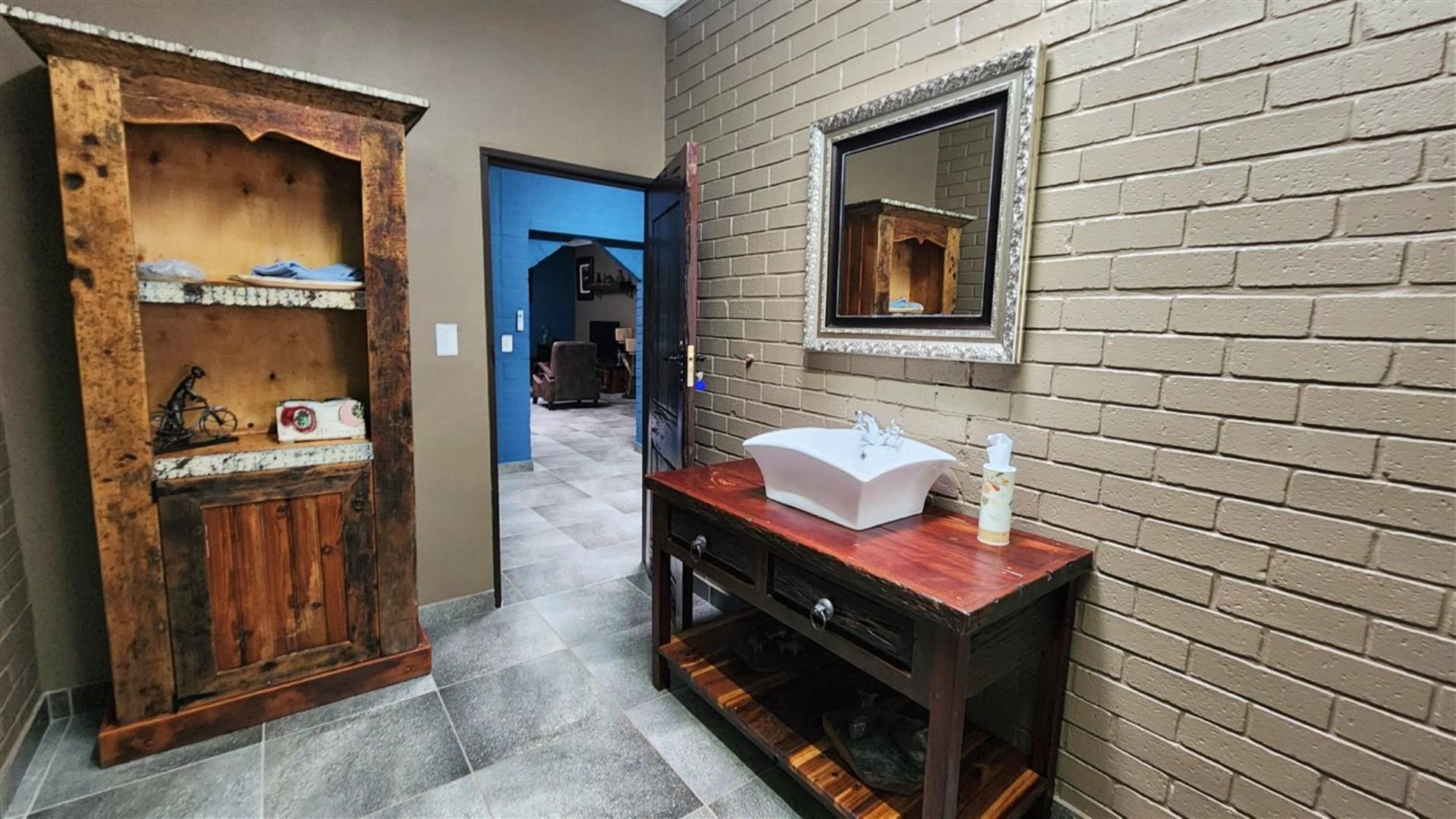 739790_Bathroom_2b.jpg