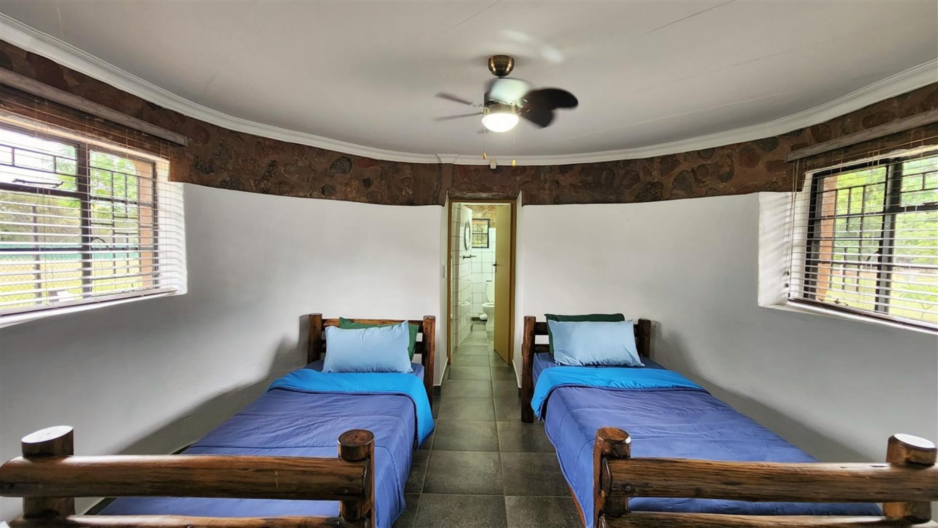 739790_Hobbet_Bedroom_1.jpg