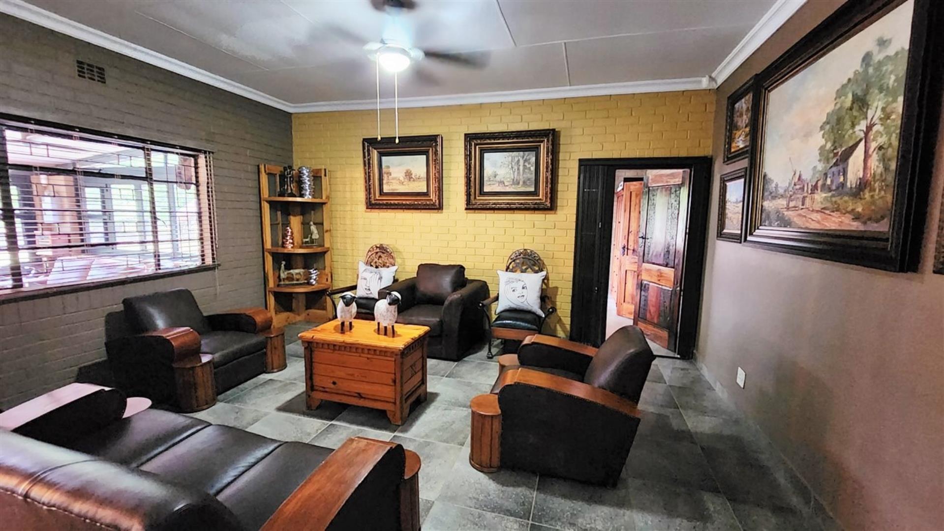 739790_Lounge_1.jpg