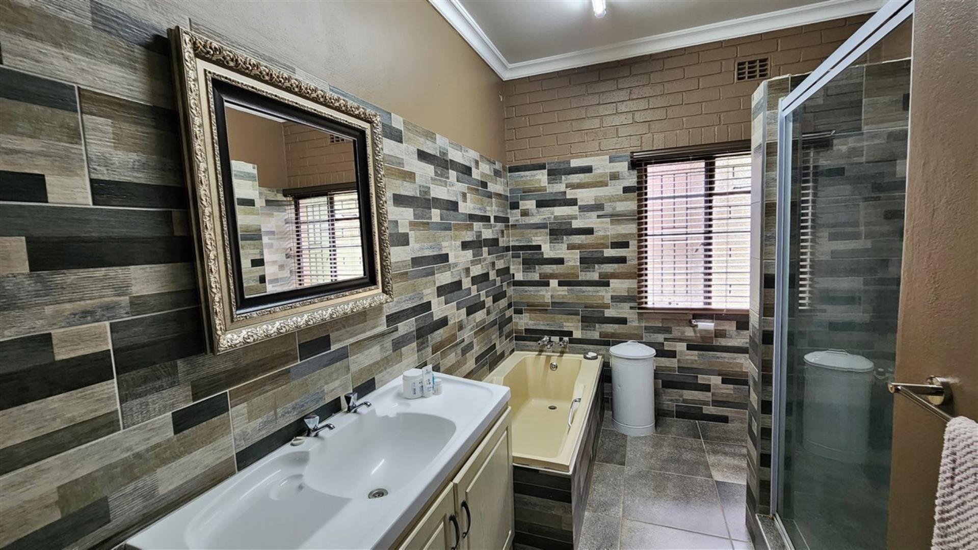 739790_Main_Bathroom.jpg
