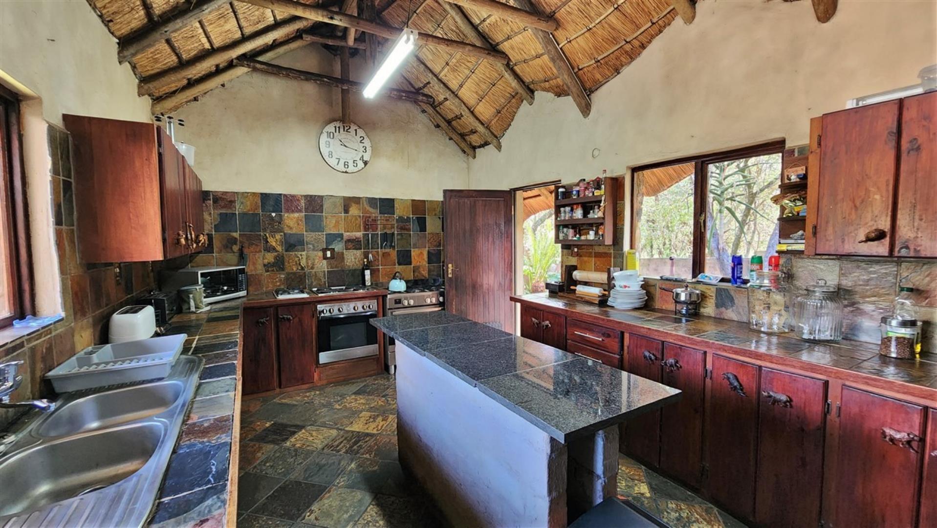 740019_Kitchen_1.jpg