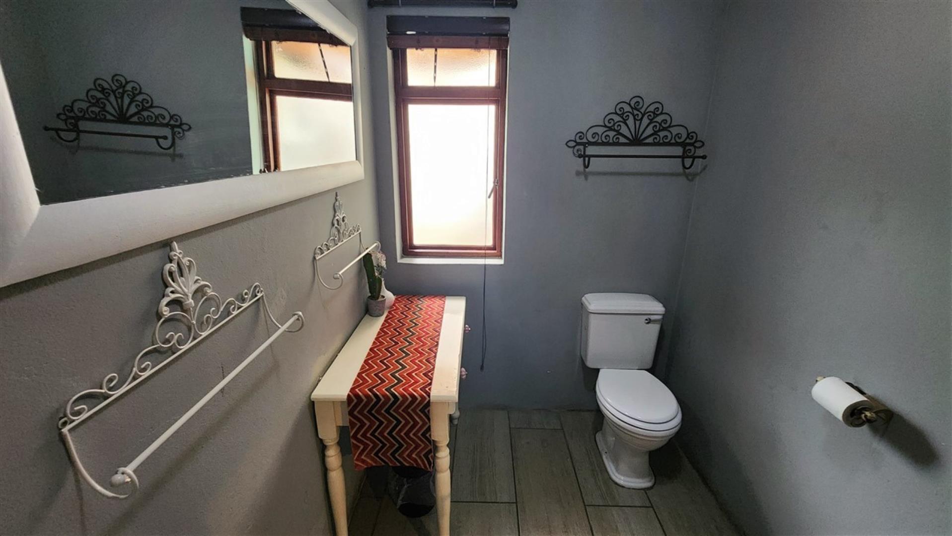 740079_Bathroom_2a.jpg