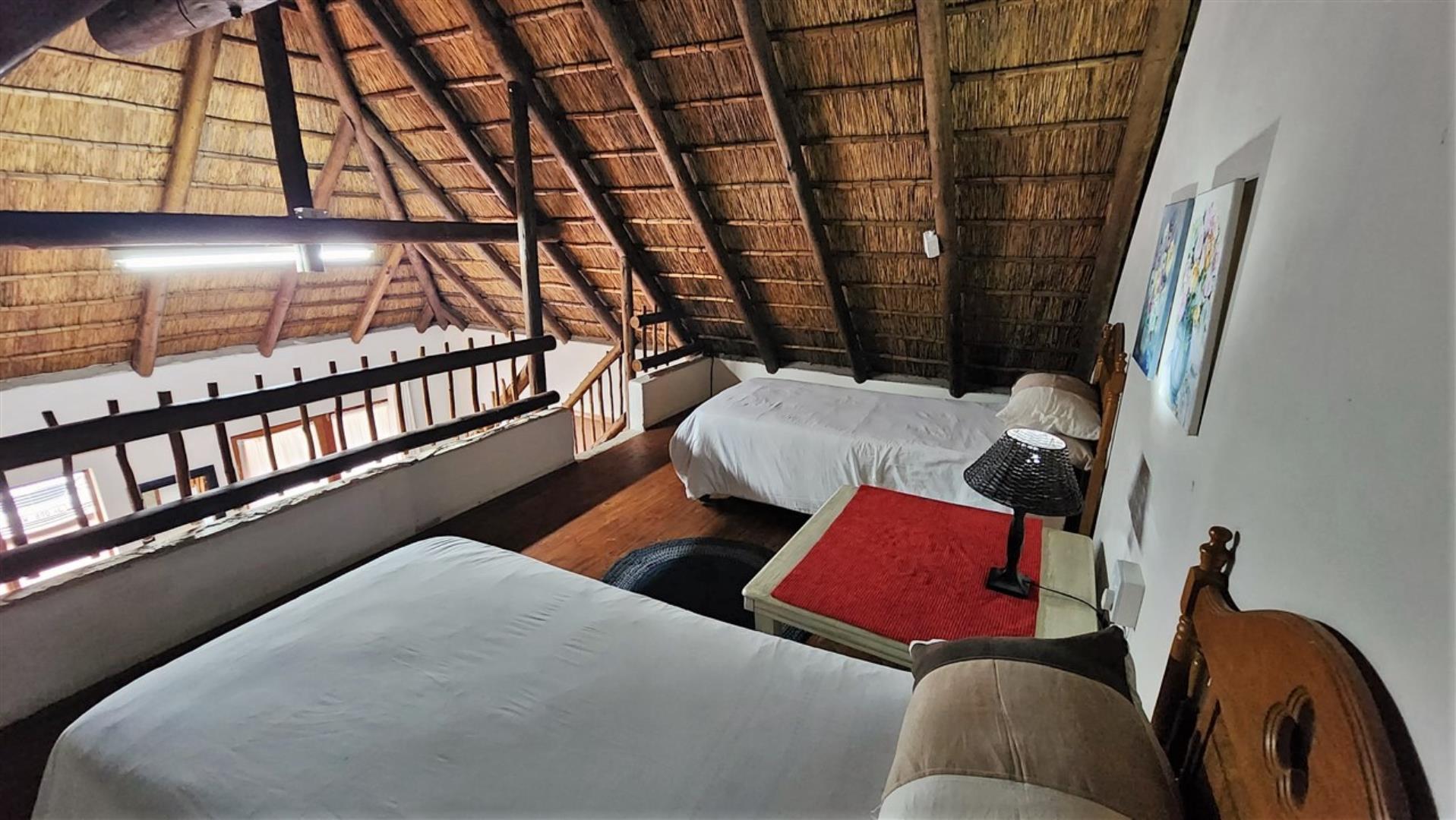 740079_Loft_room_b.jpg