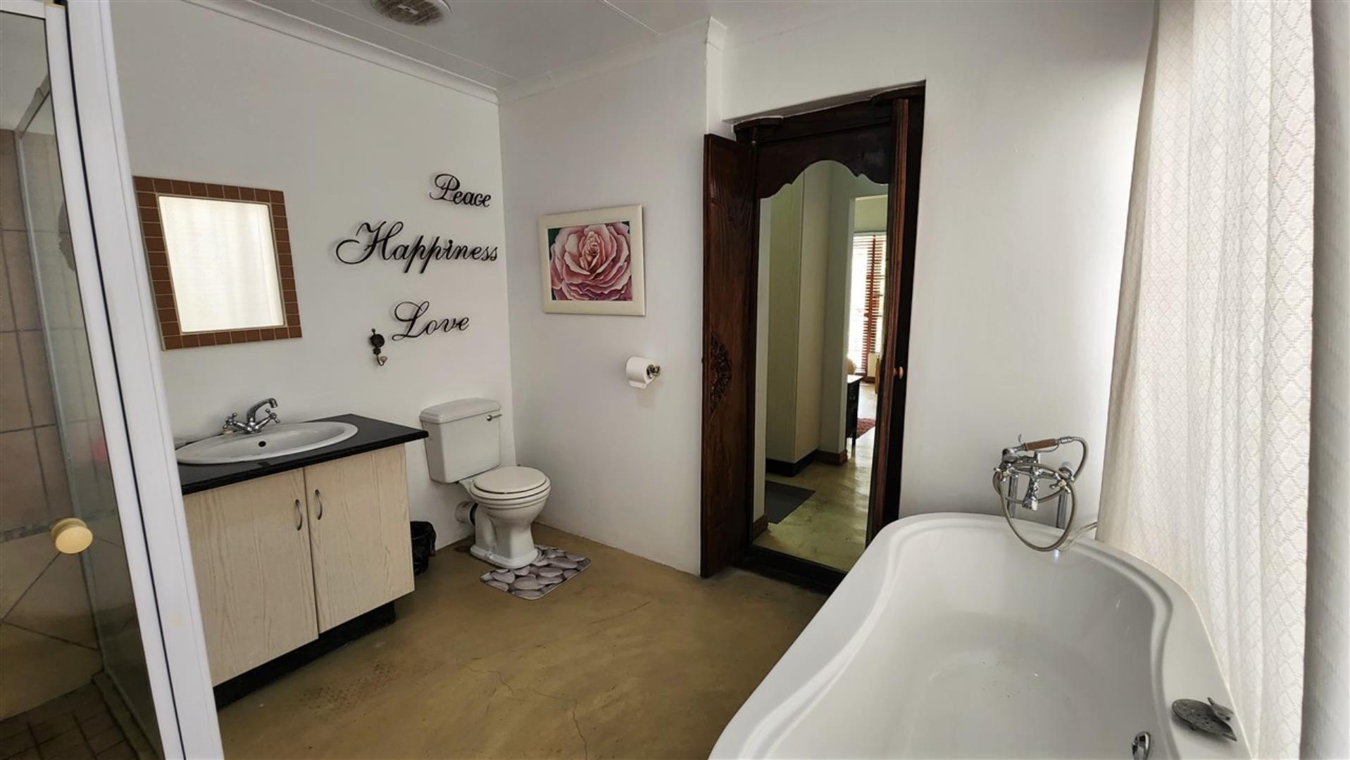 740079_Main_Bathroom_a.jpg