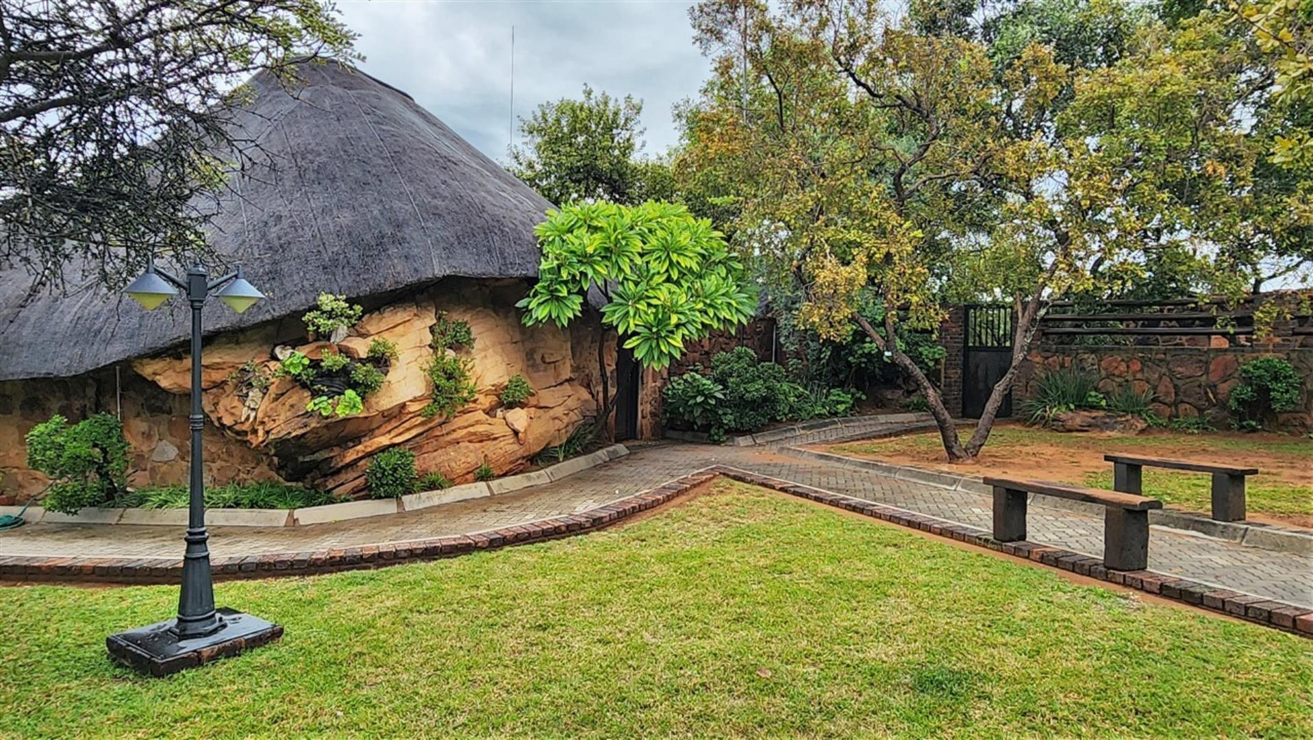 740420_Lodge_Garden_1.jpg