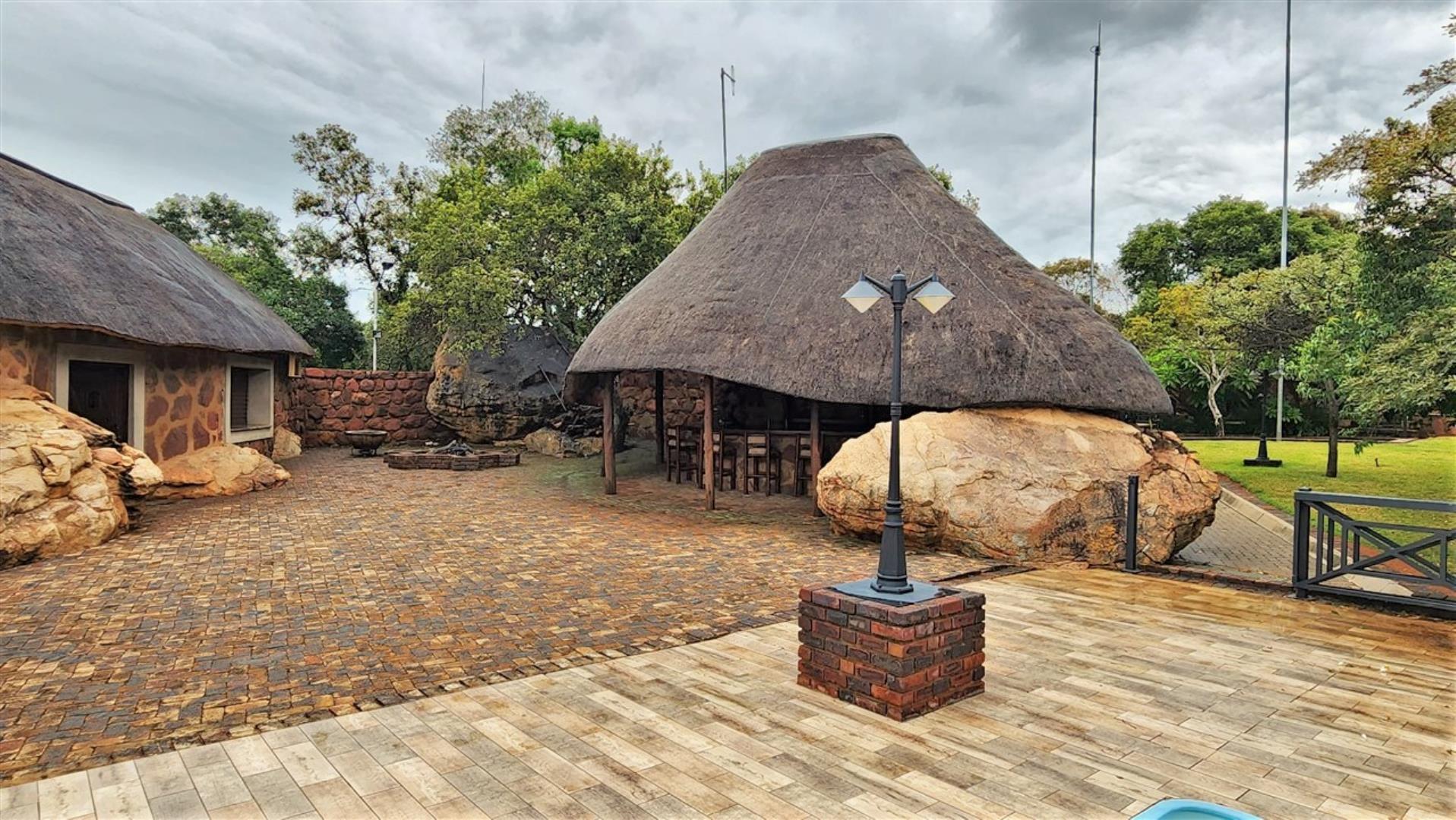 740420_Lodge_Outside_Bar_and_Boma.jpg