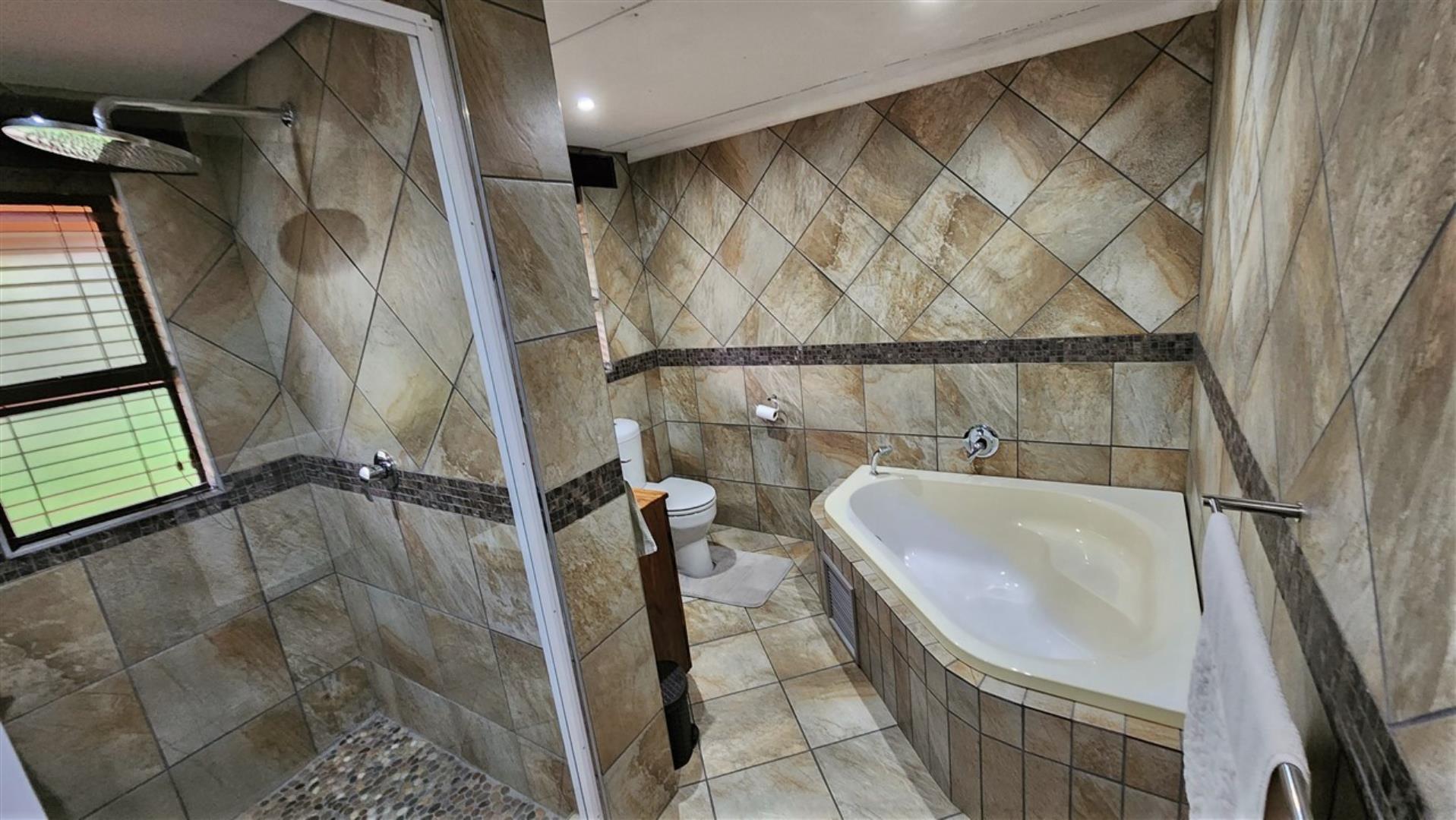 740420_Main_Friends_Bathroom_1.jpg