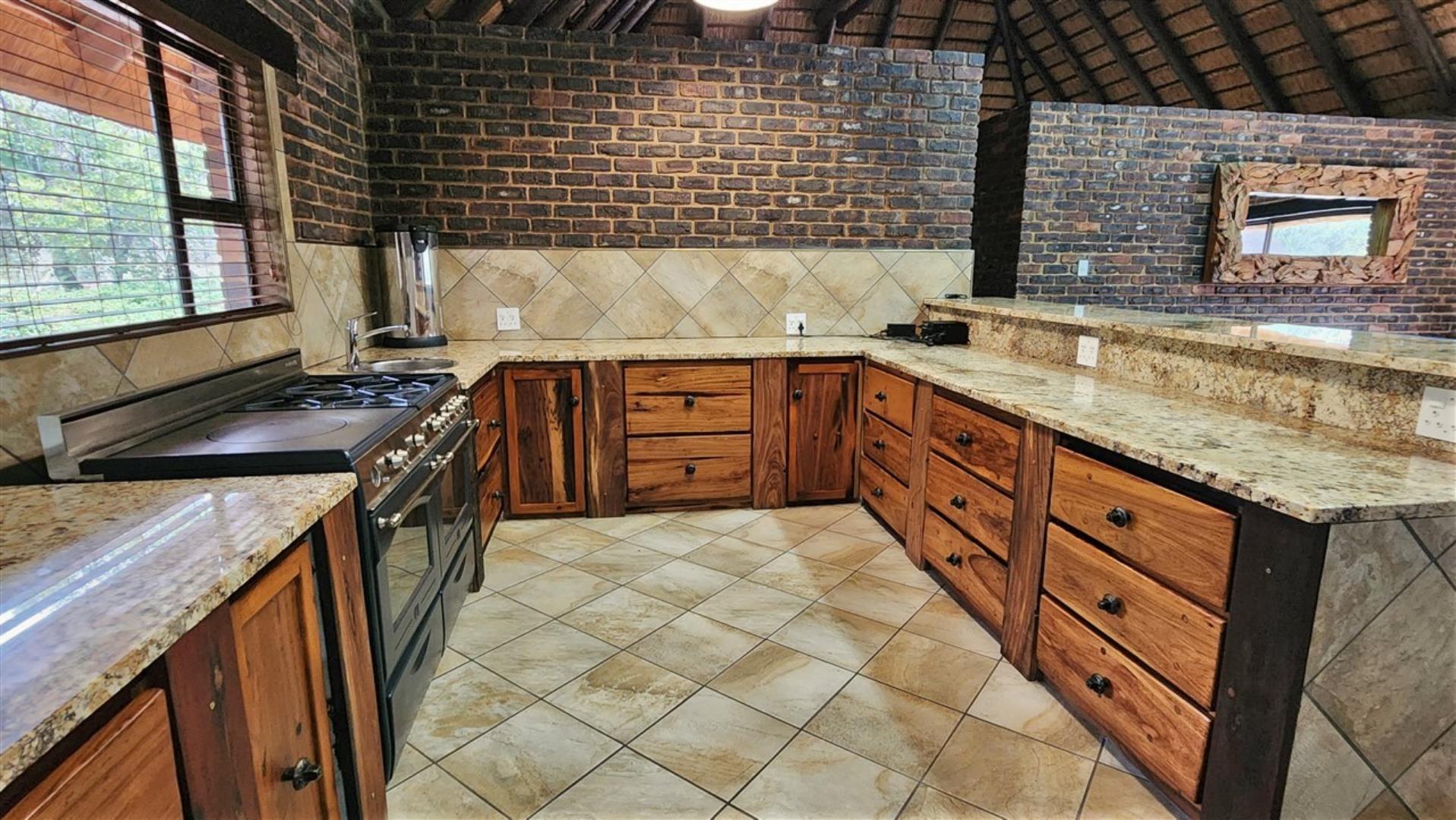 740420_Main_Friends_Kitchen_1.jpg