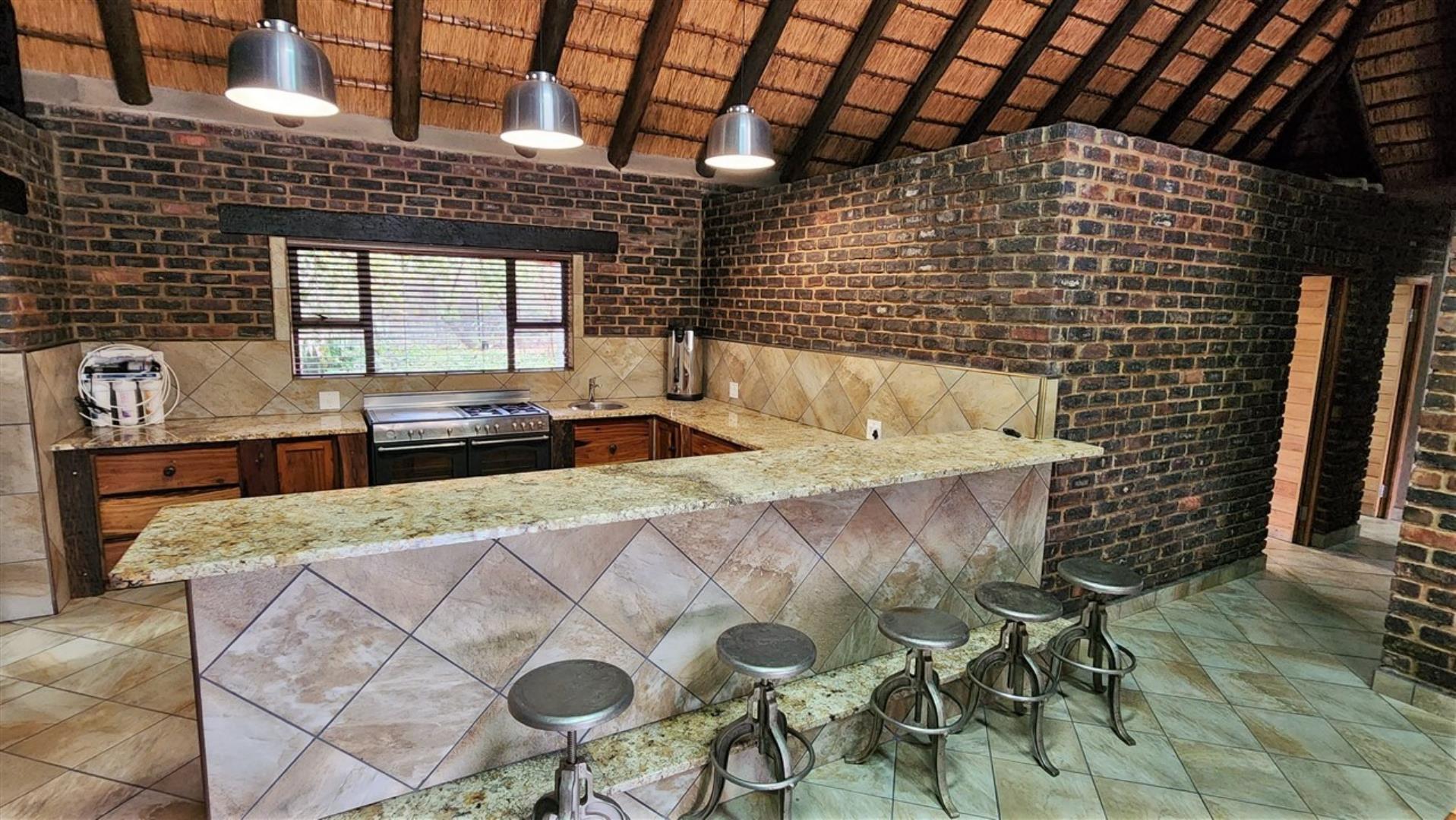 740420_Main_Friends_Kitchen_2.jpg