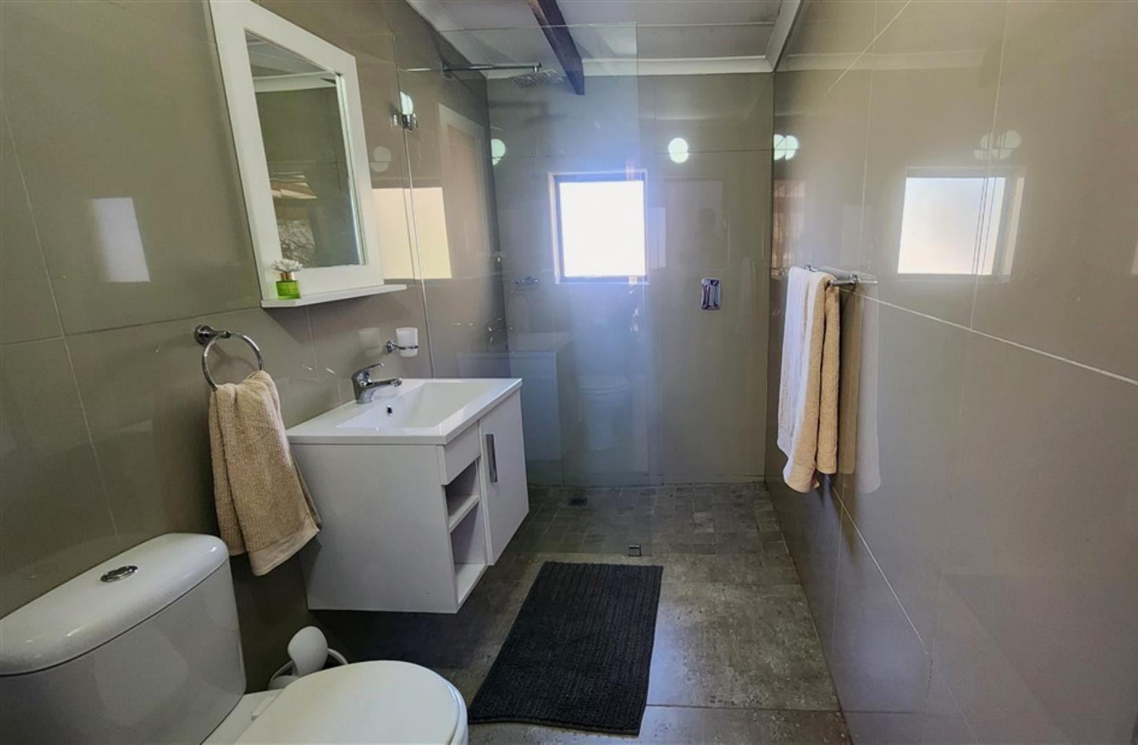 756790_Lodge_Self_Catering_Bathroom_1.jpg