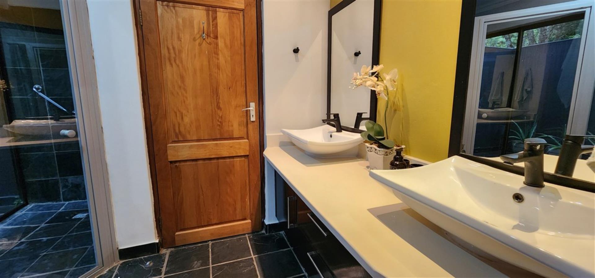 756806_Comunial_Bathroom_1.jpg
