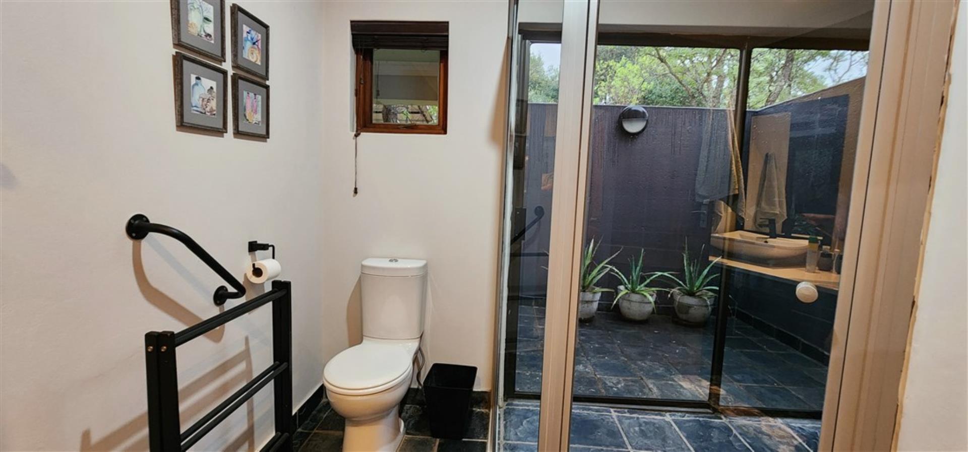 756806_Comunial_Bathroom_1a.jpg