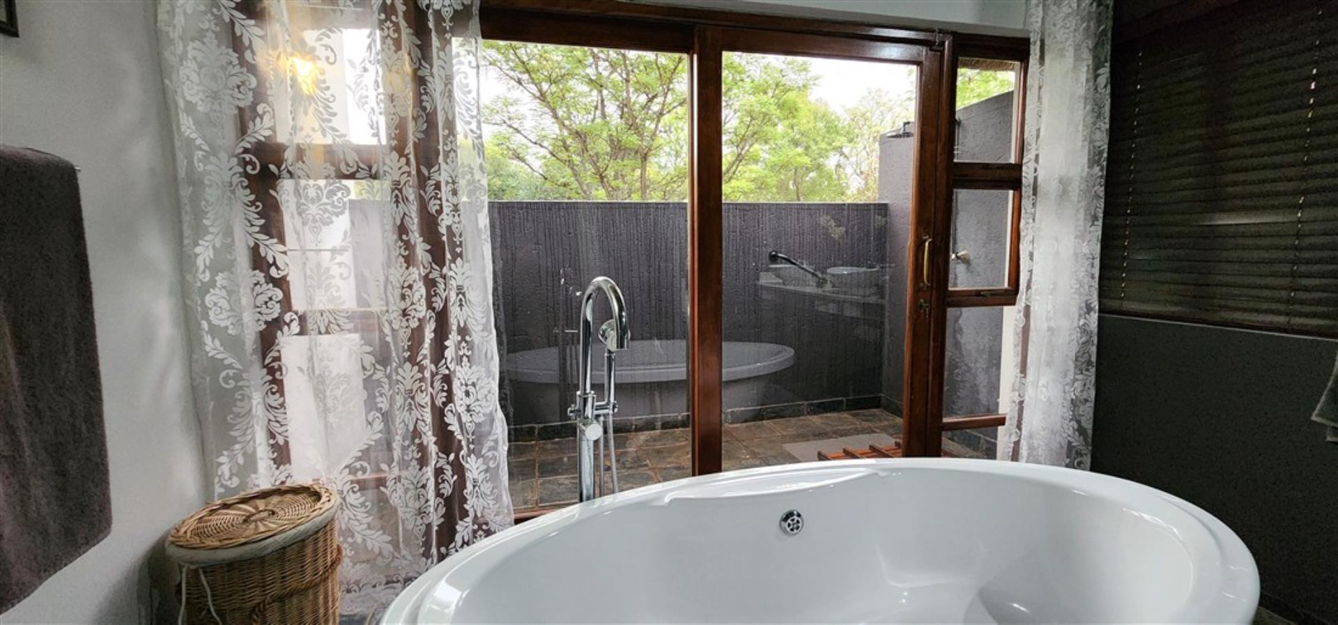 756806_Main_Bathroom_1a.jpg