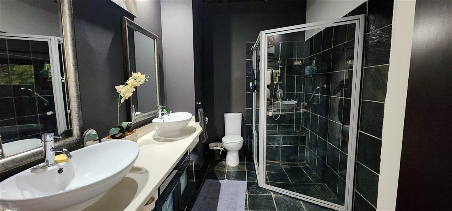 756806_Main_Bathroom_1b.jpg
