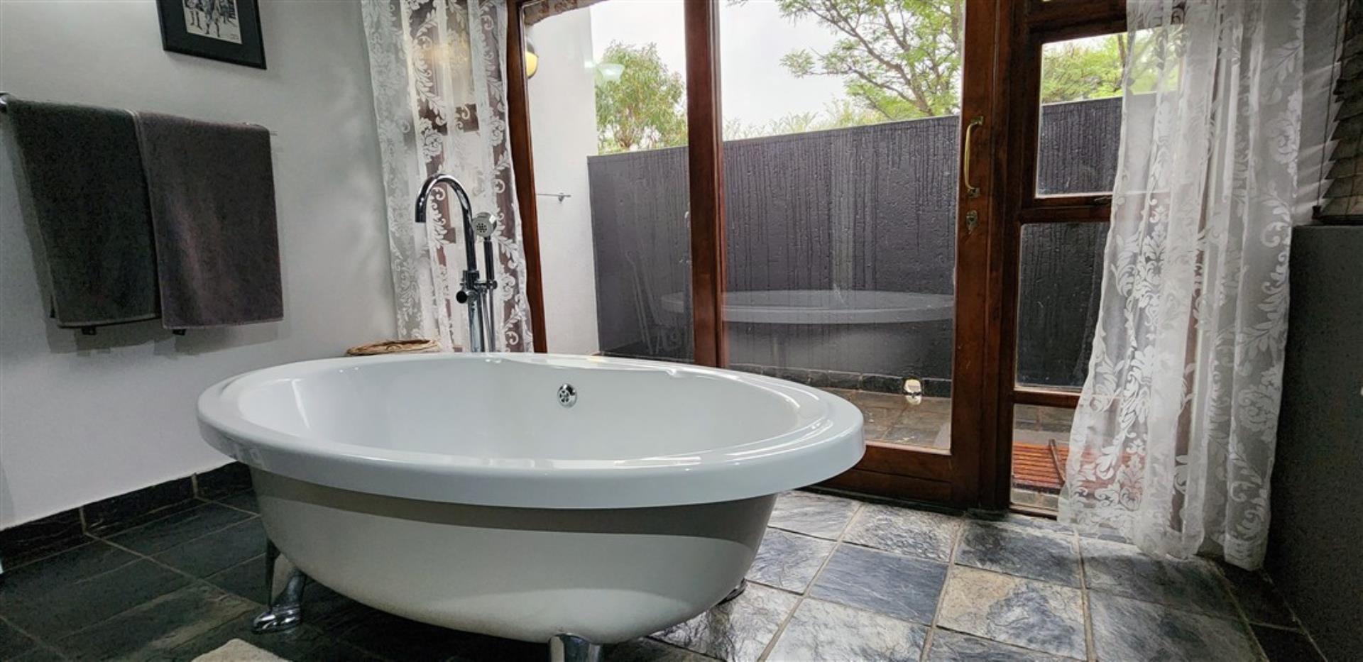 756806_Main_Bathroom_1c.jpg