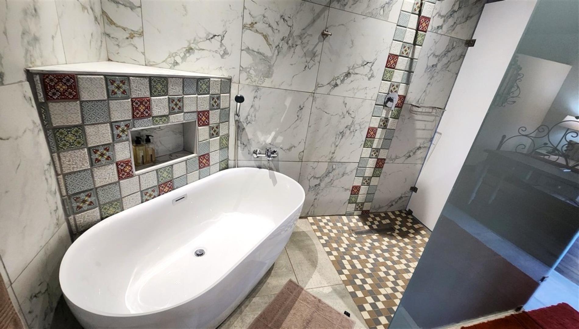 766253_Bathroom_5a.jpg