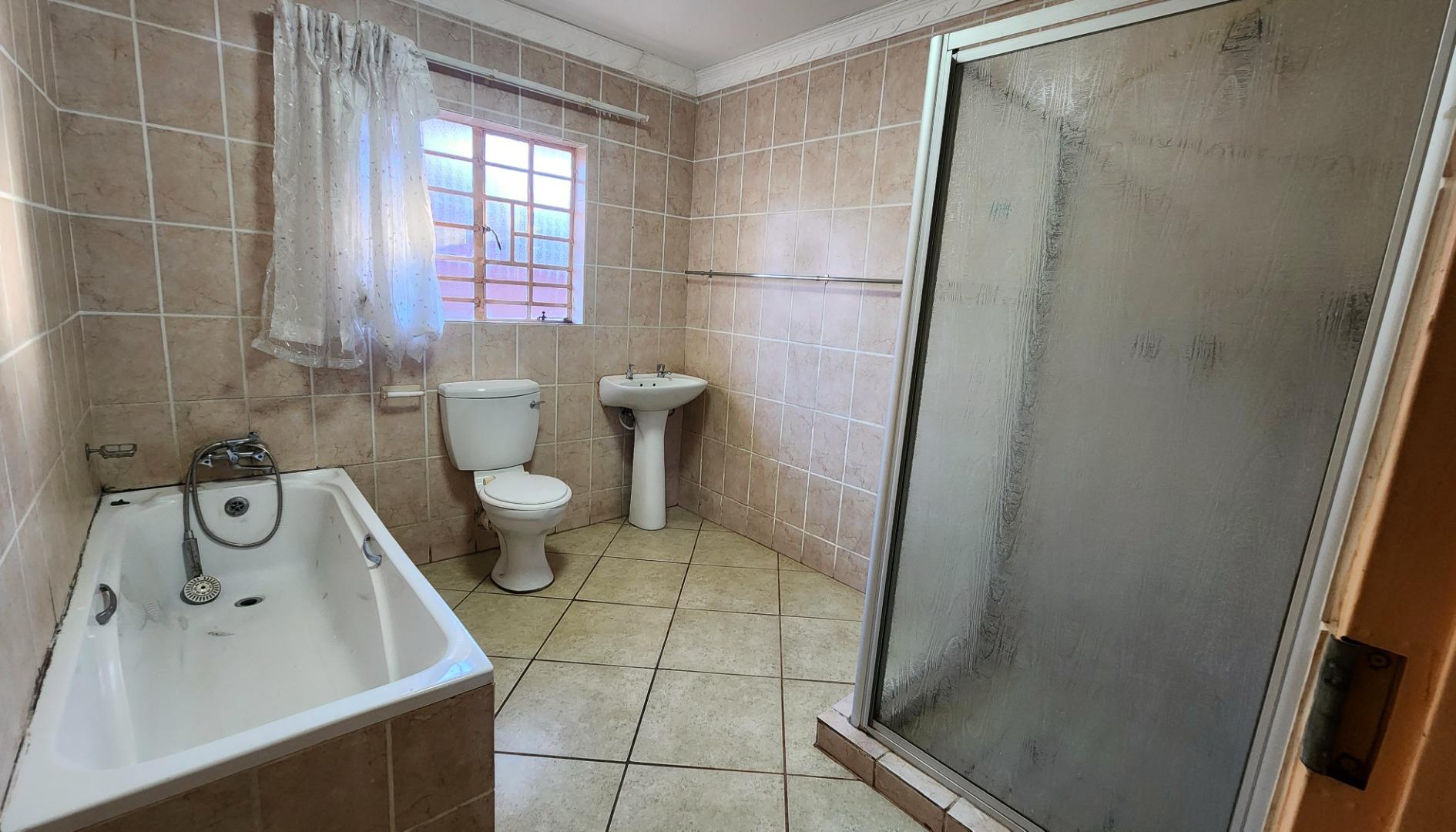 766286_Bathroom_1a.jpg