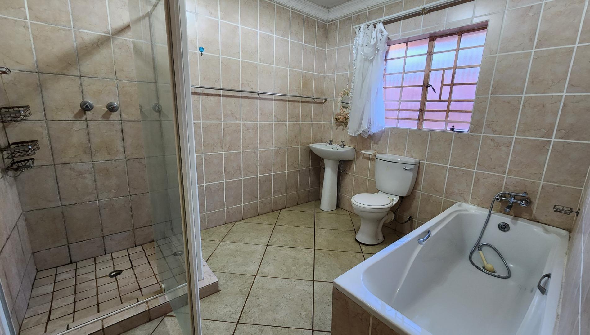 766286_En-suite_Bathroom_1.jpg