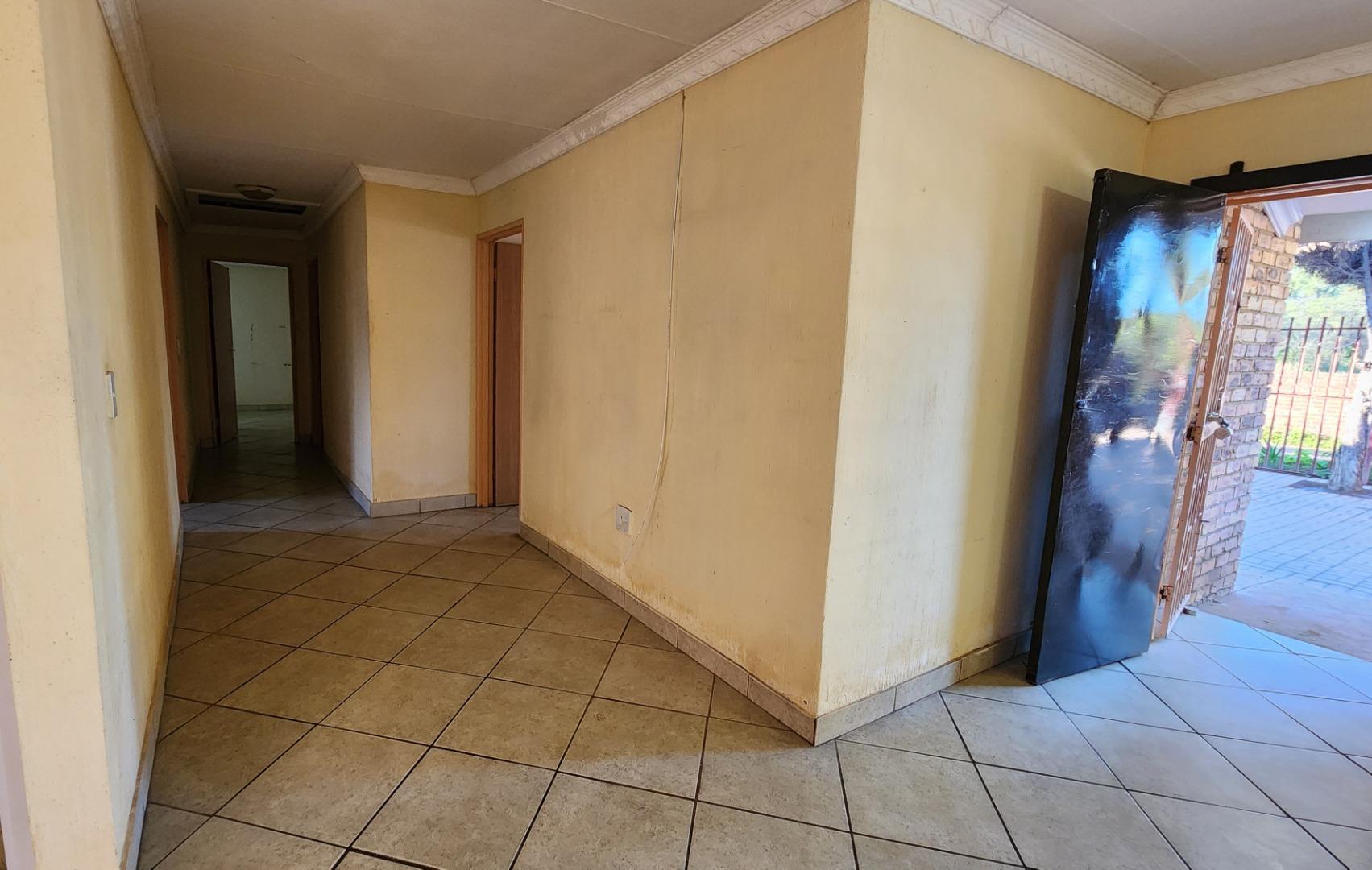 766286_Hallway_1_.jpg