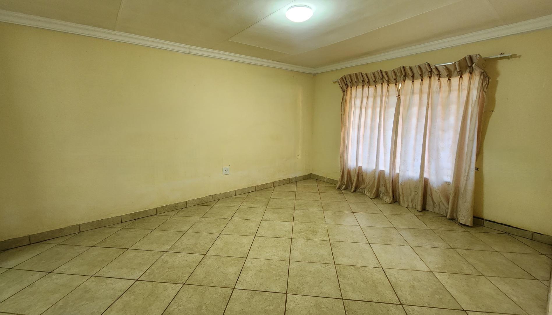 766286_Main_Bedroom_1.jpg