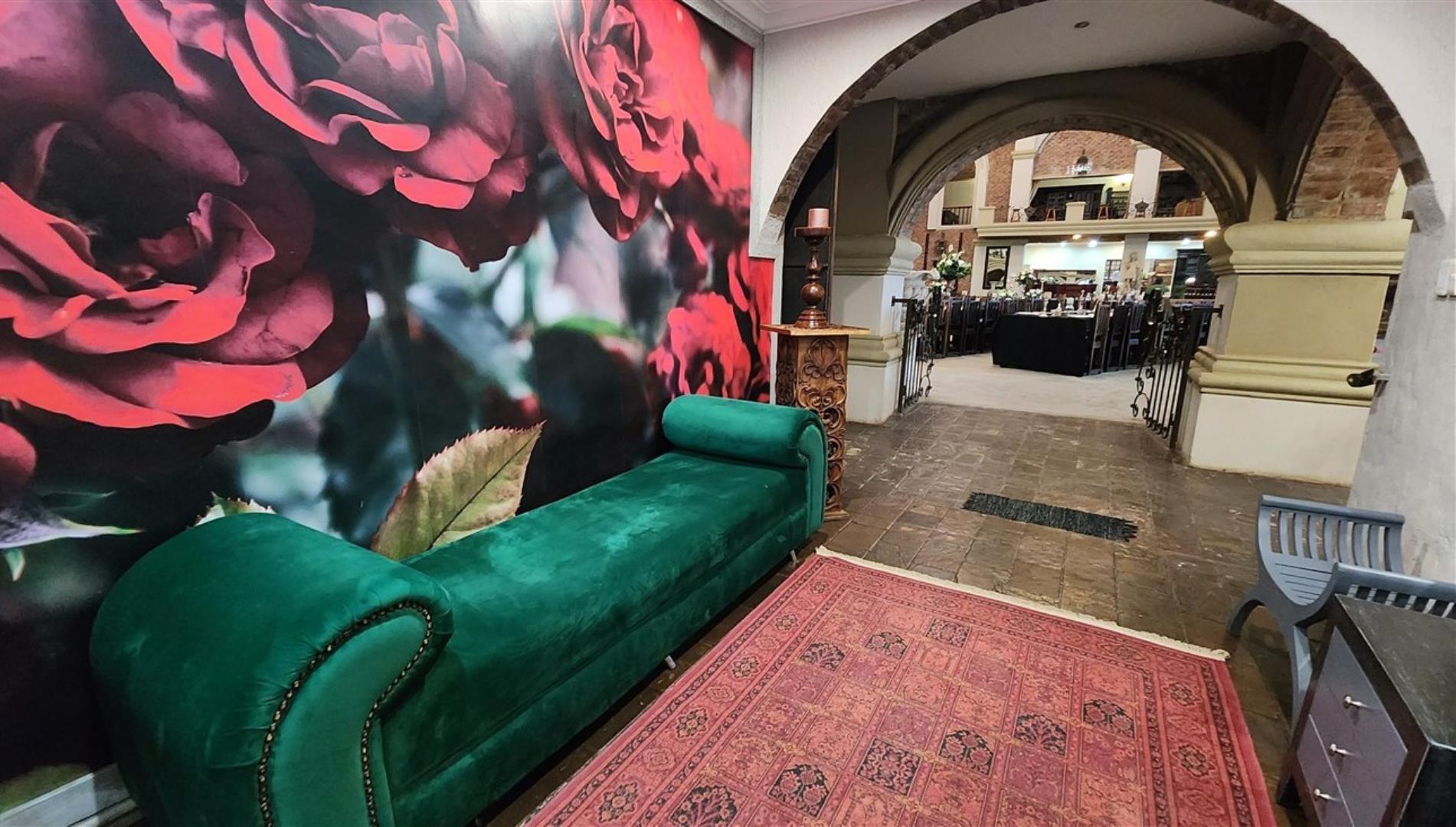 769162_Green_Couch_1.jpg